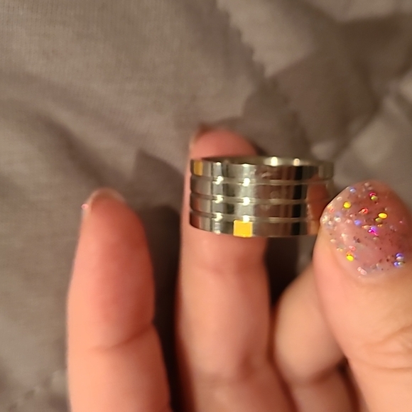 Stainless steel ribbed ring with goldtone highlights - Picture 6 of 8